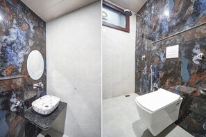 Deluxe-Zimmer | Badezimmer | Dusche, Regendusche, kostenlose Toilettenartikel, Handtücher