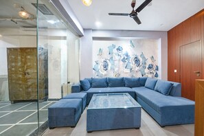 Lobby sitting area - FabHotel Blue Stone Stay (Gurugram)