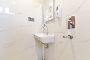 Dusch, regndusch, gratis toalettartiklar och handdukar