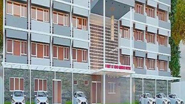 Un hotel de varios pisos con balcones, un letrero que dice 'Kodai Breeze' y el logotipo de 'Fab Hotels'.