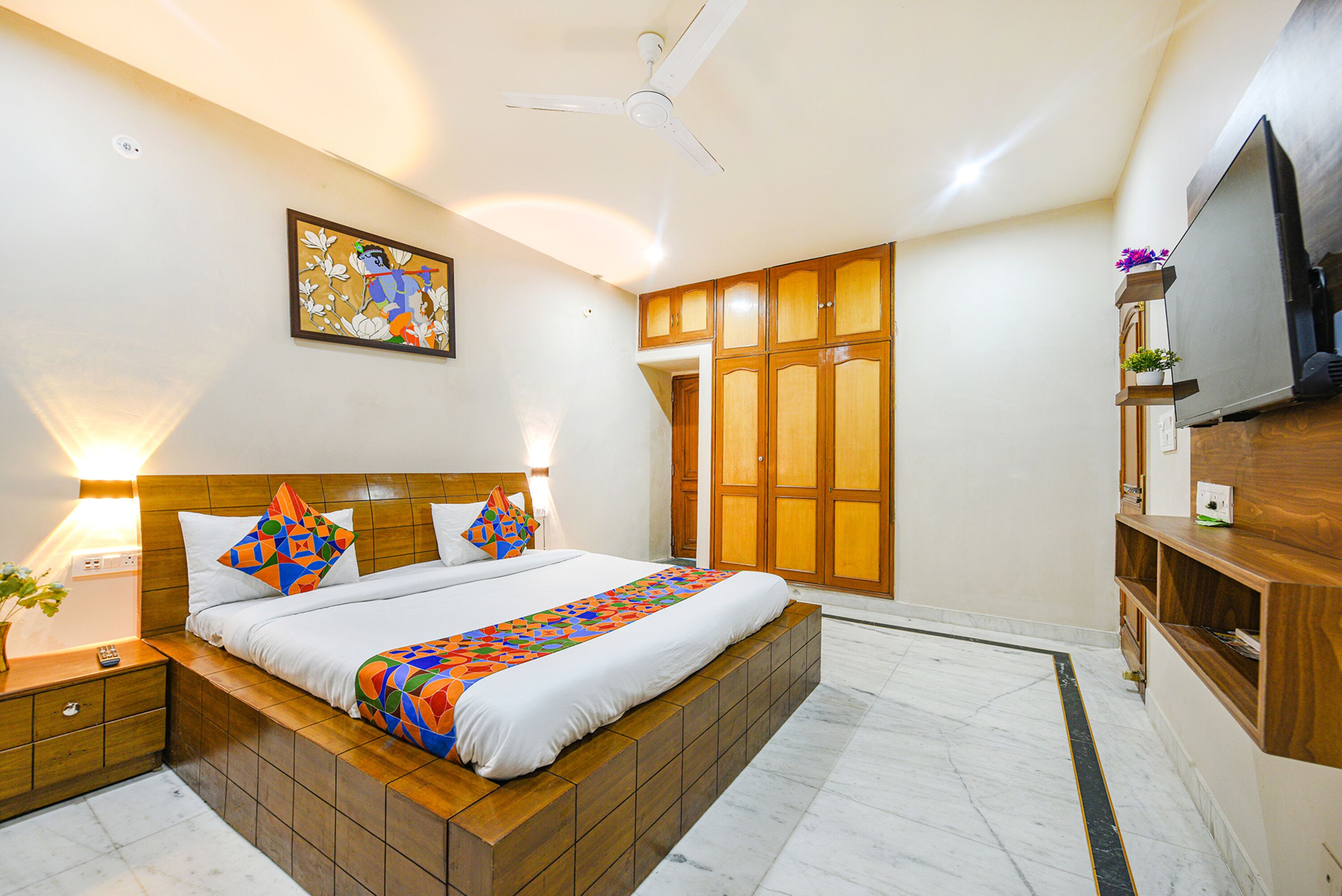 ملاءات من القطن المصري وأغطية فراش متميزة وخزنة داخل الغرفة