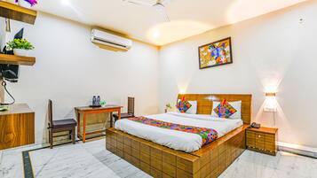Egyptian cotton sheets, premium bedding, in-room safe, free WiFi