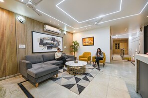 Lobby sitting area - FabExpress Galaxy II (Faridabad)