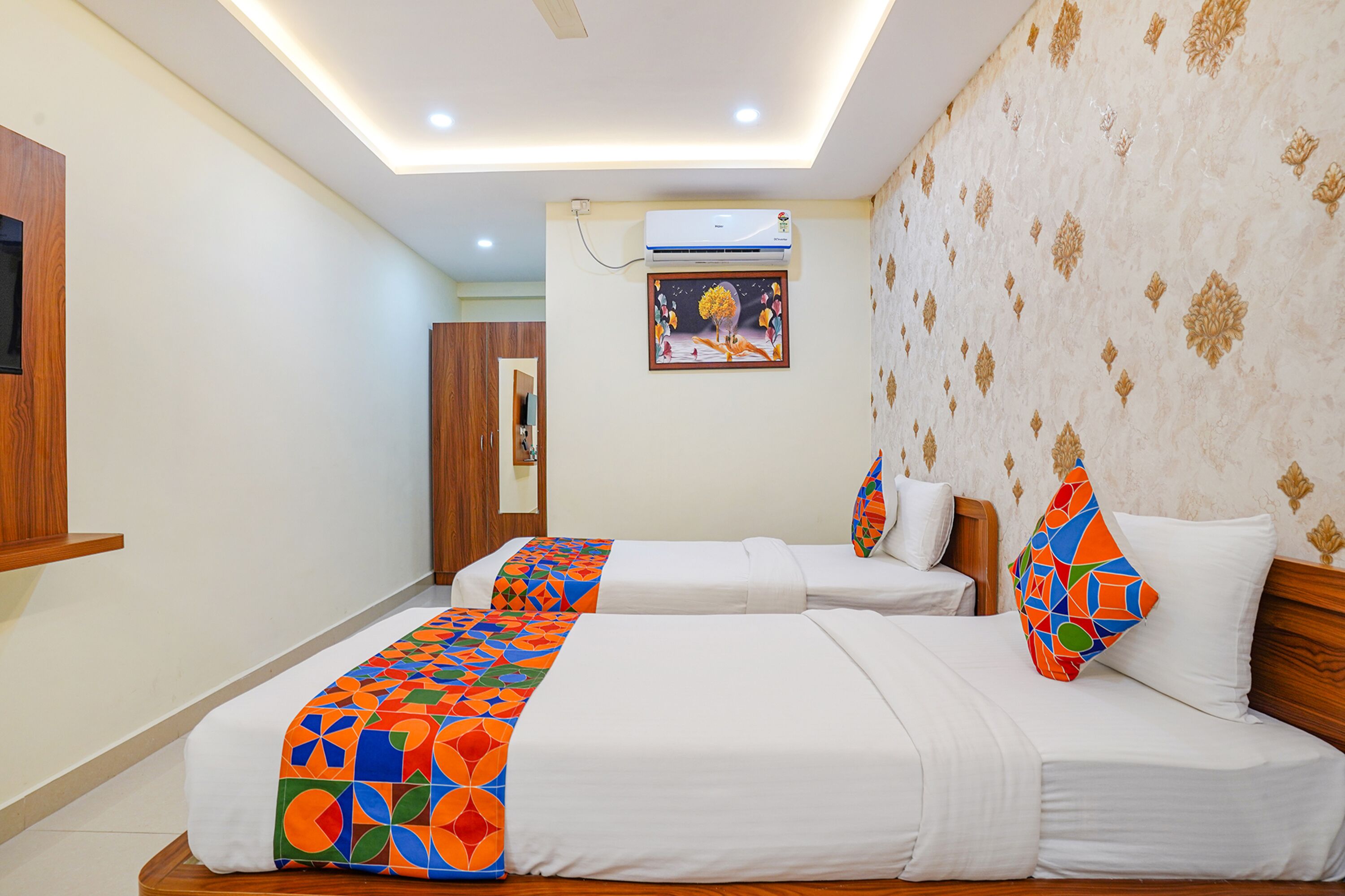 Egyptian cotton sheets, premium bedding, in-room safe, free WiFi