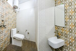 Deluxe Room | Bathroom | Shower, rainfall showerhead, towels - Fabhotel Glorify (Noida)