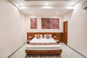 Egyptian cotton sheets, premium bedding, in-room safe, free WiFi