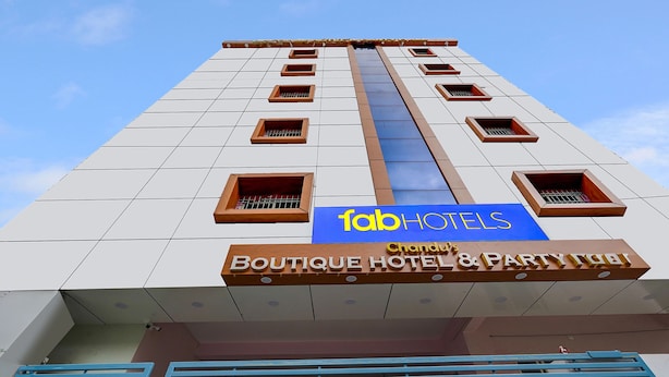 Un letrero de hotel con la leyenda 'fab hotels' y 'hotel boutique y salón de fiestas'.