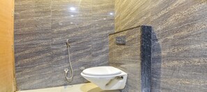 Shower, rainfall showerhead, free toiletries, towels - Fabhotel Shiv Chhaya (Indore)
