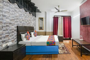 Egyptian cotton sheets, premium bedding, in-room safe, free WiFi - Fabhotel The Icon (New Delhi)