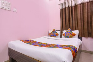 Egyptian cotton sheets, premium bedding, in-room safe, free WiFi - Fabhotel Tara Deluxe (Nagpur)