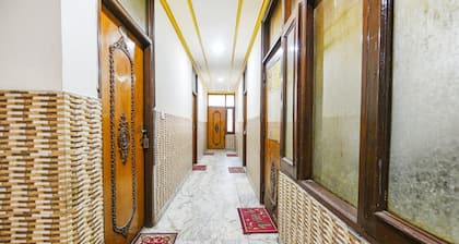 Fabhotel Royal Inn