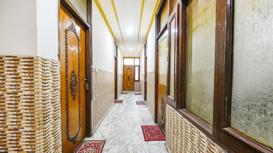 Fabhotel Royal Inn