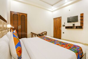 Egyptian cotton sheets, premium bedding, in-room safe, free WiFi - Fabhotel Brij Kaushal (Mathura)