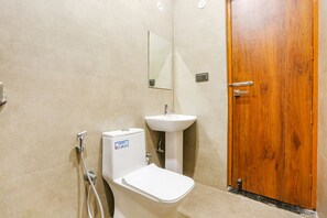 Shower, rainfall showerhead, free toiletries, towels - Fabhotel Brij Kaushal (Mathura)