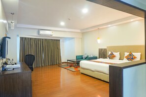 Egyptian cotton sheets, premium bedding, in-room safe, free WiFi - Oriva Mapple By Supriya (Pune)