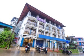 Front of property - Fabhotel Raj (Madikeri)