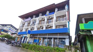 Vista frontal de la propiedad