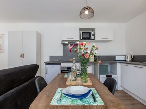 Een microgolfoven, een oven, een vaatwasser, een broodrooster