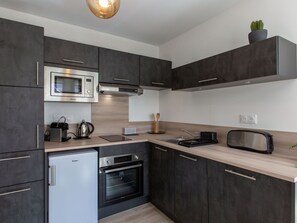 Mikrowelle, Ofen, Geschirrspüler, Hochstuhl