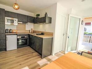 Mikrowelle, Ofen, Geschirrspüler, Hochstuhl