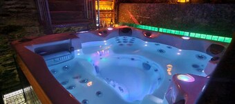 Beautiful private villa for 2 guests with WIFI, hot tub, TV, patio, pets allowed and parking