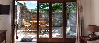Wonderful private villa for 5 people with hot tub, WIFI, patio, pets allowed and parking