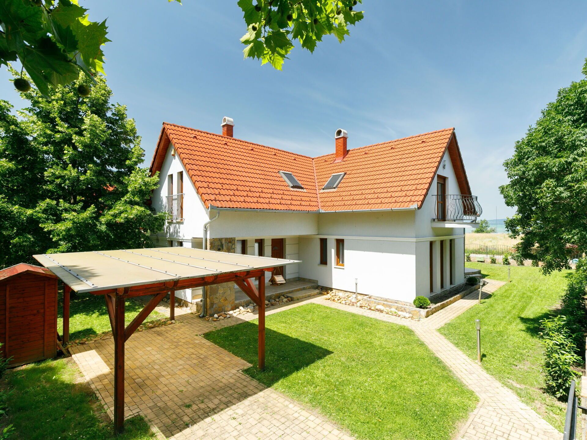 Pflanze, Gebäude, Himmel, Eigentum, Fenster, Baum, Haus, Hütte, Grundstueck, Schatten