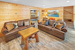 TV, fireplace, offices - New! Next to Lake. Near Village & Slopes. 3 Baths! (Big Bear)