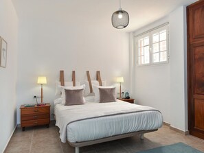 7 bedrooms, travel cot, free WiFi