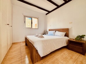 1 chambre, fer et planche à repasser, draps fournis