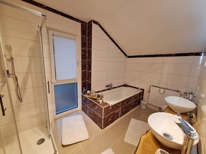 Hair dryer, towels - Our vacation home means vacation, relaxation, peace, nature, adventure, well-being (Floh-Seligenthal)