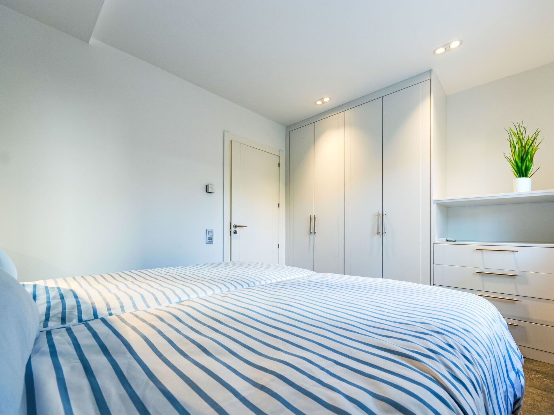 2 dormitorios, tabla de planchar con plancha, cuna de viaje