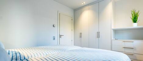 2 dormitorios, tabla de planchar con plancha, cuna de viaje