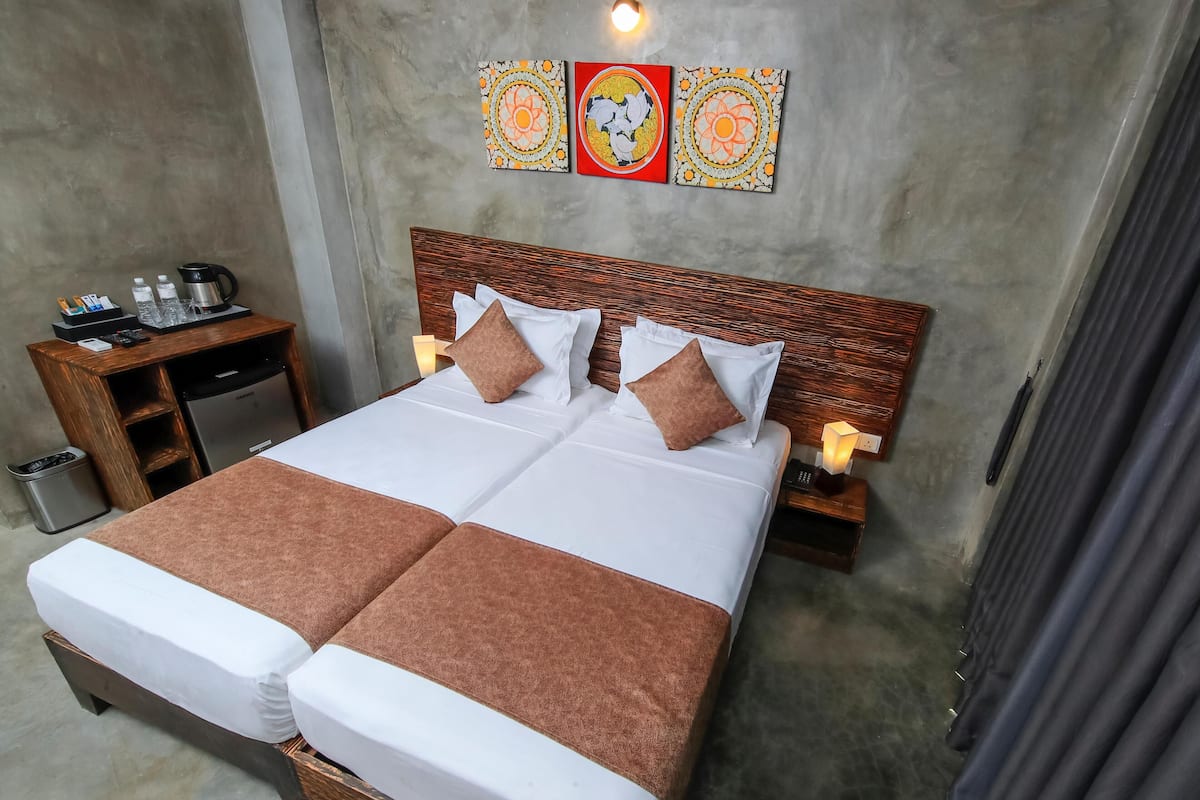 Deluxe Twin kamer, uitzicht op stad | Een minibar, geluiddichte muren, een strijkplank/strijkijzer