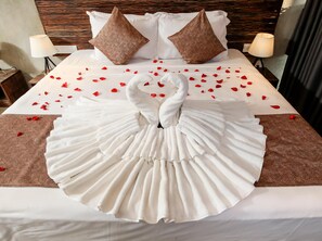 Minibar, sistema de insonorización y tabla de planchar con plancha