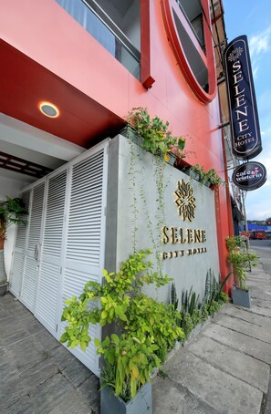 Front of property - selene city hotel  (Kandy)