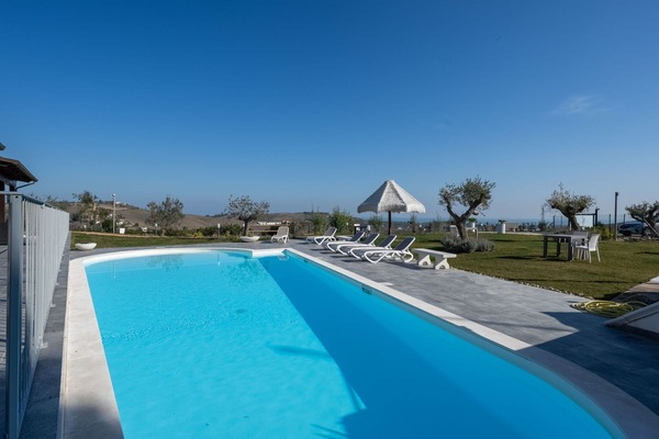 Blau, Schwimmbad, Resort, Gartenmöbel, Schatten, Ferienort, Landscaping, Eco Hotel, Regenschirm, Thermae