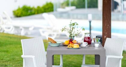 Schöne Wohnung in einem Ferienhaus für 4 Leute mit W-LAN, Klimaanlage, Pool, TV und Innenhof