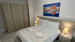 Ein modernes Schlafzimmer mit einem großen Bett, Marmorboden, einem Holzschrank und einem Stadtbild an der Wand.