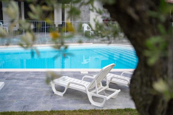 Blau, Schwimmbad, Resort, Gartenmöbel, Schatten, Ferienort, Landscaping, Eco Hotel, Regenschirm, Thermae