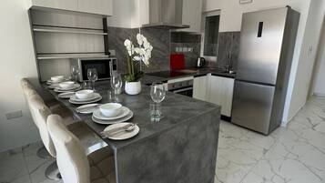 Jääkaappi, mikroaaltouuni, uuni, liesi