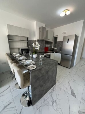 Refrigerador, microondas, horno, placa de cocina
