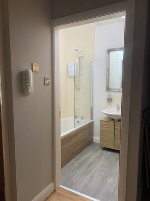 Articles de toilette écologiques, sèche-cheveux, serviettes fournies