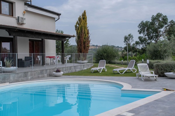 Wasser, Gebäude, Himmel, Eigentum, Schwimmbad, Wolke, Fenster, Pflanze, Azurblau, Gewässer