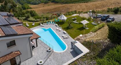 Wohnung in einem Ferienhaus mit W-LAN, Klimaanlage, Pool, Whirlpool, TV, Innenhof, Panoramablick