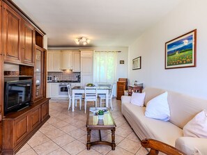 Una televisión, una chimenea