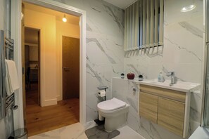 Lägenhet | Badrum | Djupt badkar och handdukar