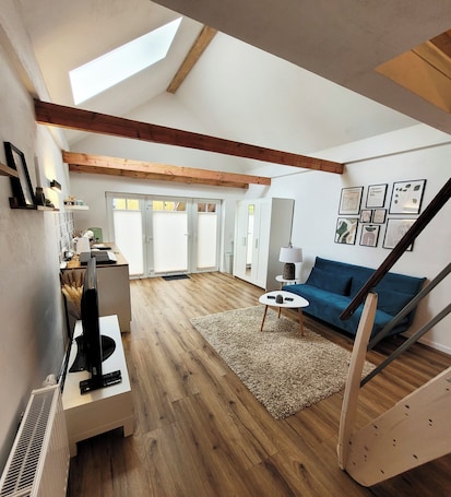 Smart TV. Appartment mit Galerie-schlafkoje