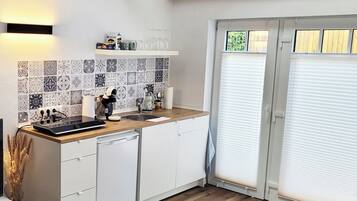 Geladeira, micro-ondas, cooktop, cafeteira/chaleira