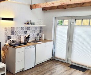 Réfrigérateur, micro-ondes, plaque de cuisson, cafetière/bouilloire